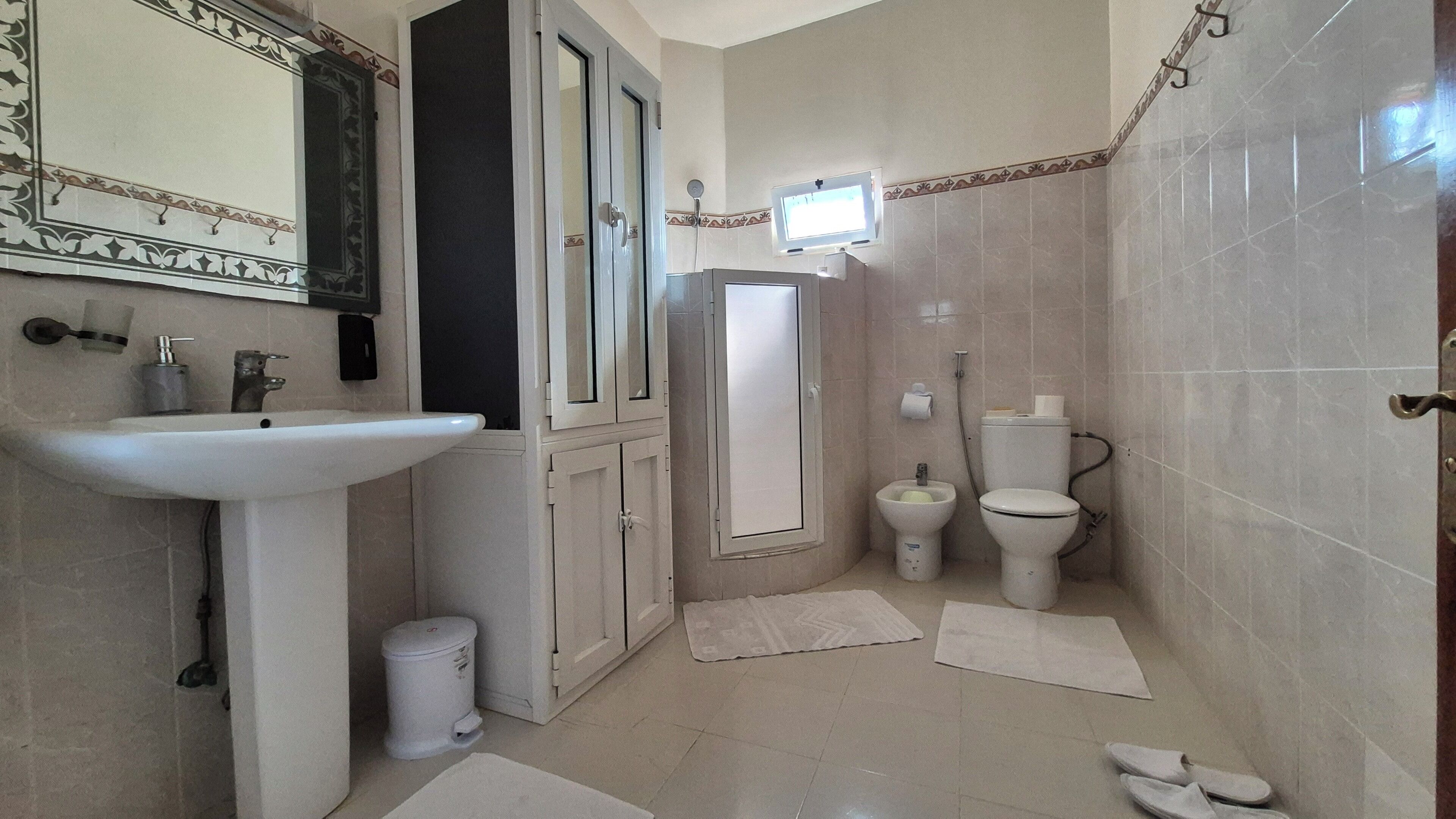 Standard Room | Bathroom | Shower, hydromassage showerhead, hair dryer, slippers