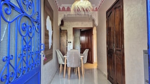 Suite familiar | Decoración individual, mobiliario individual, escritorio y wifi gratis