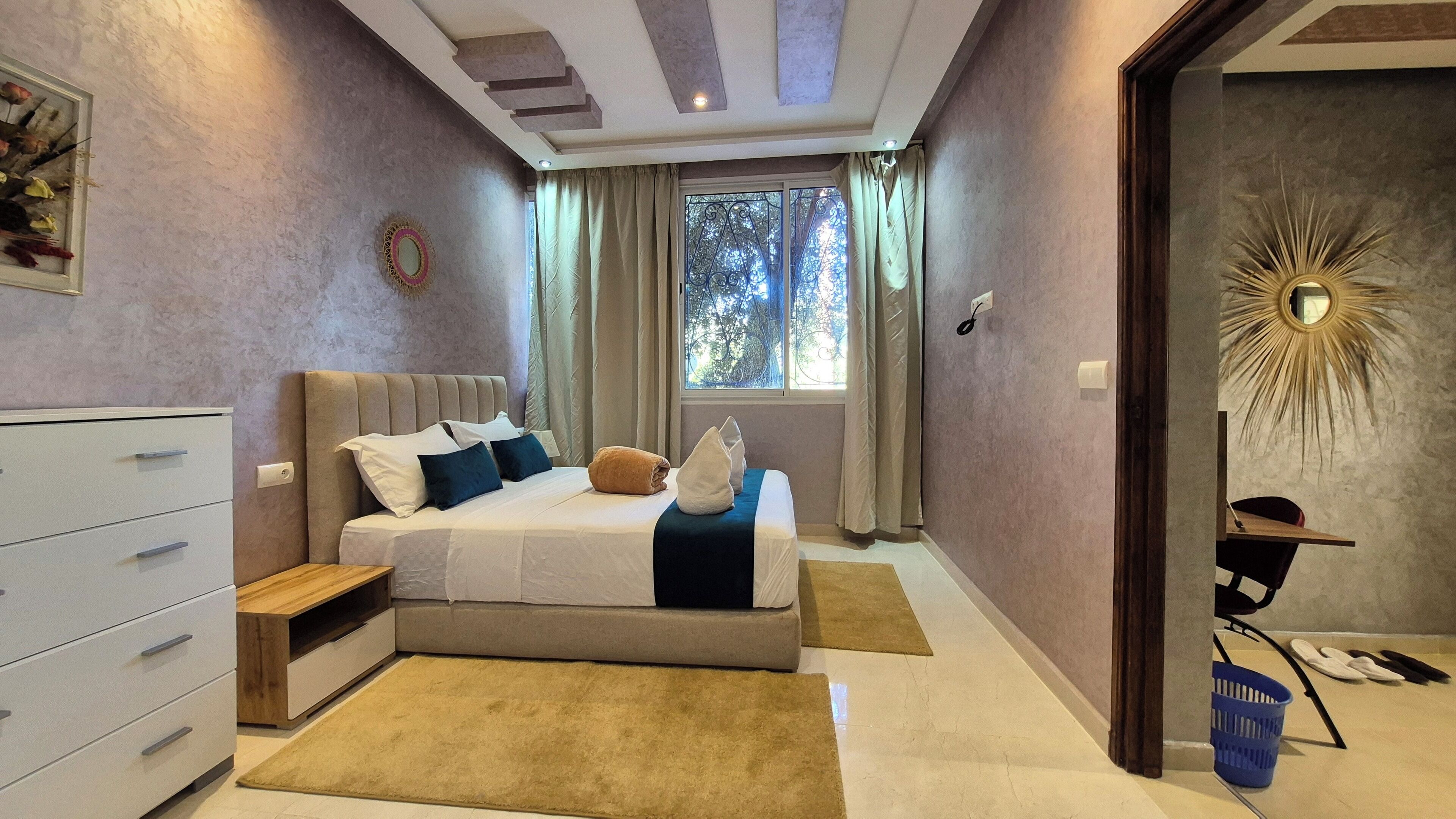 ห้องดีลักซ์สวีท, วิวสวน | บริเวณนั่งเล่น | หนังสือ