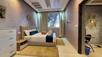 ห้องดีลักซ์สวีท, วิวสวน | บริเวณนั่งเล่น | หนังสือ