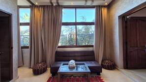 Deluxe-Zimmer | Wohnbereich | Bücher