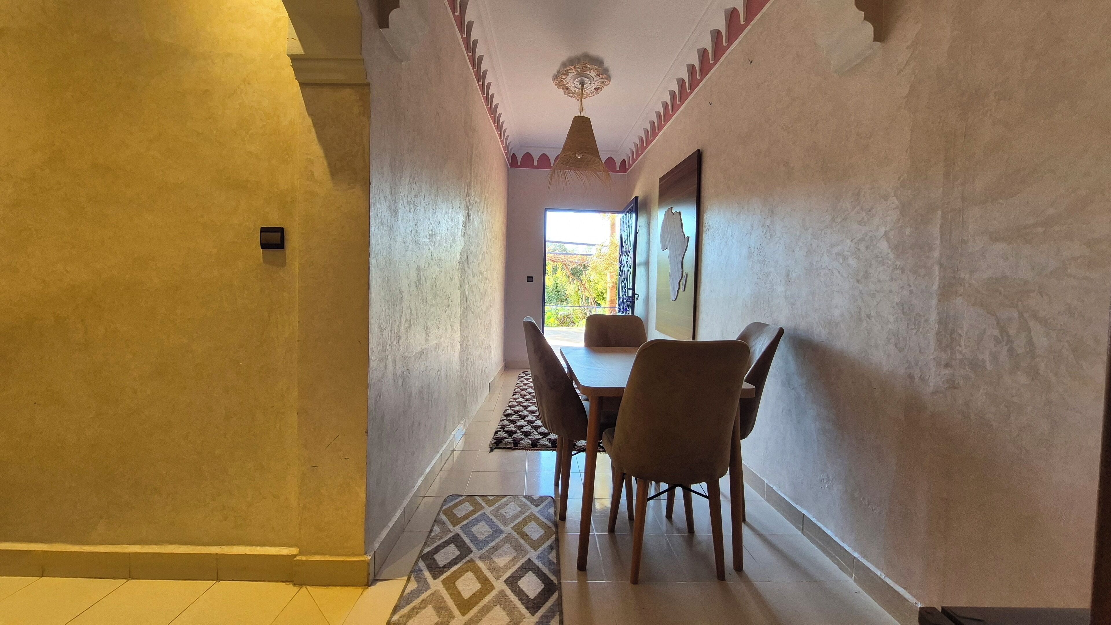 Decoración personalizada, muebles diferentes, escritorio y wifi gratis 