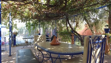 รับประทานอาหารกลางแจ้ง