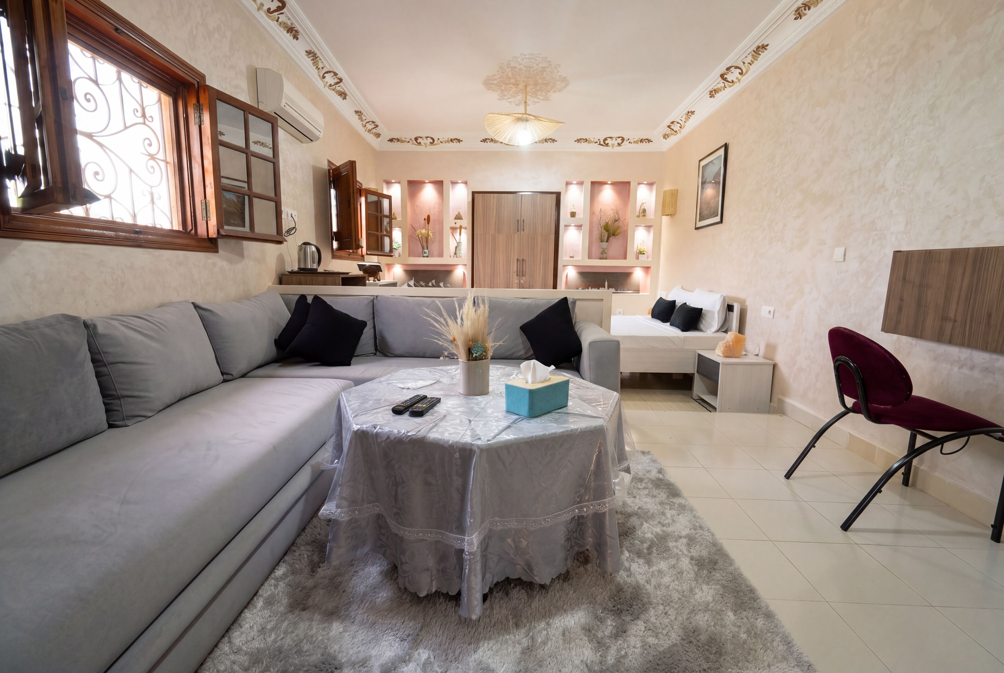 Premium suite | Individueel gedecoreerd, individueel gemeubileerd, een bureau