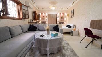 Suite Premium | Decoración individual, mobiliario individual, escritorio y wifi gratis