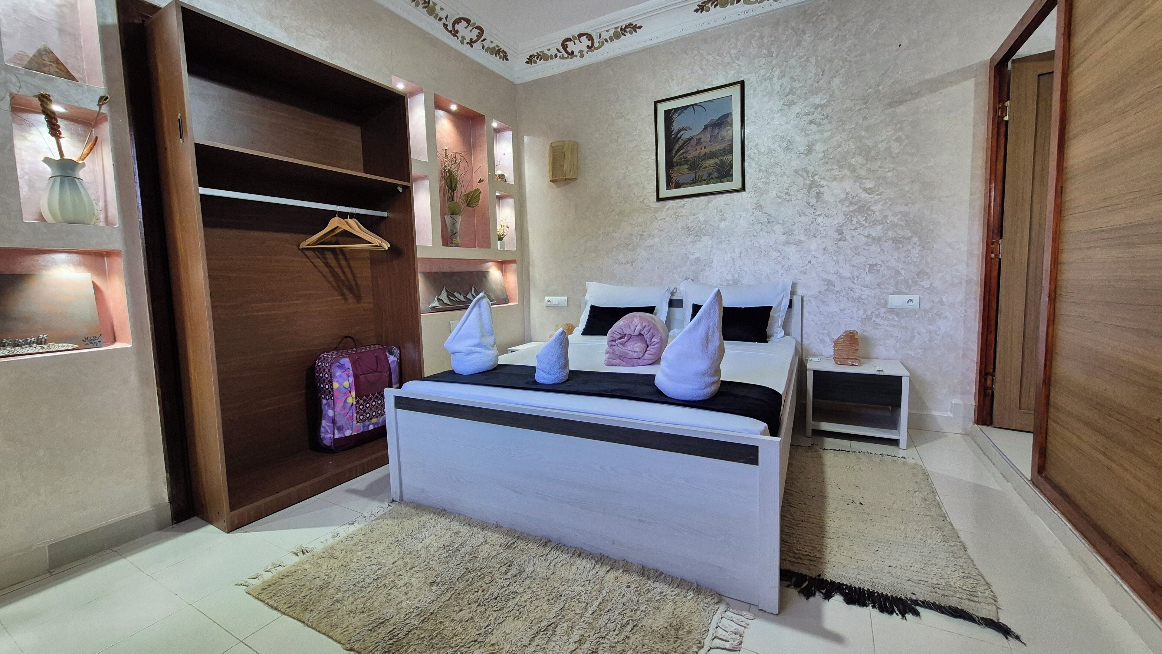 Decoración personalizada, muebles diferentes, escritorio y wifi gratis 