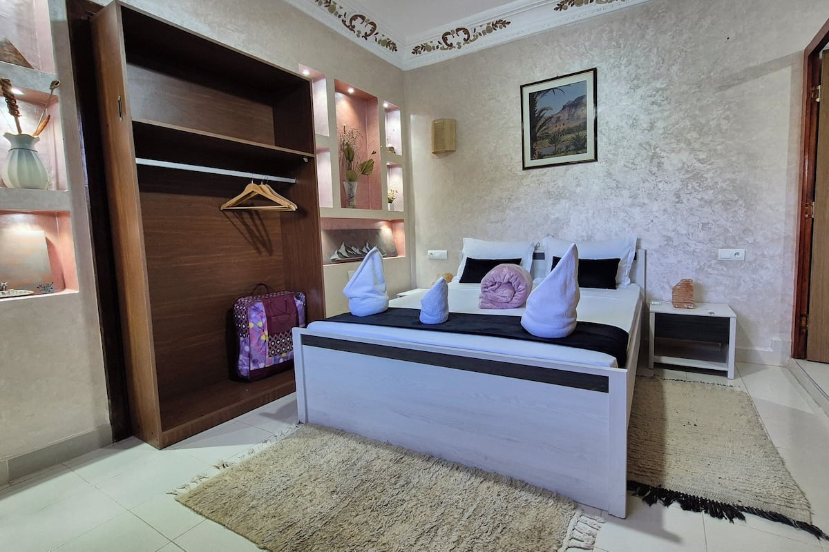 Decoración personalizada, muebles diferentes, escritorio y wifi gratis