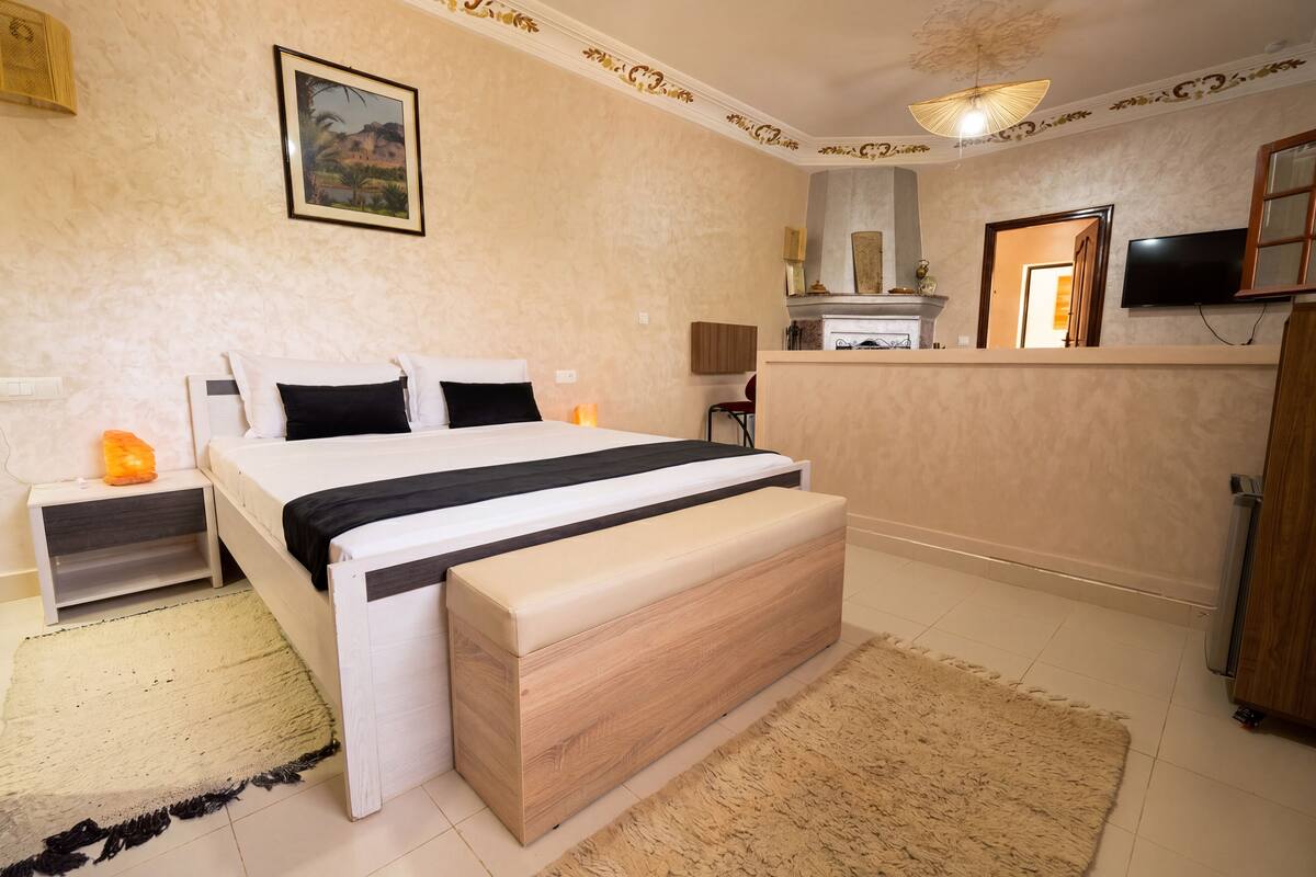 Premium Suite | Desk, free WiFi, individually decorated, individually furnished