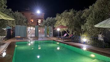 Hồ bơi ngoài trời