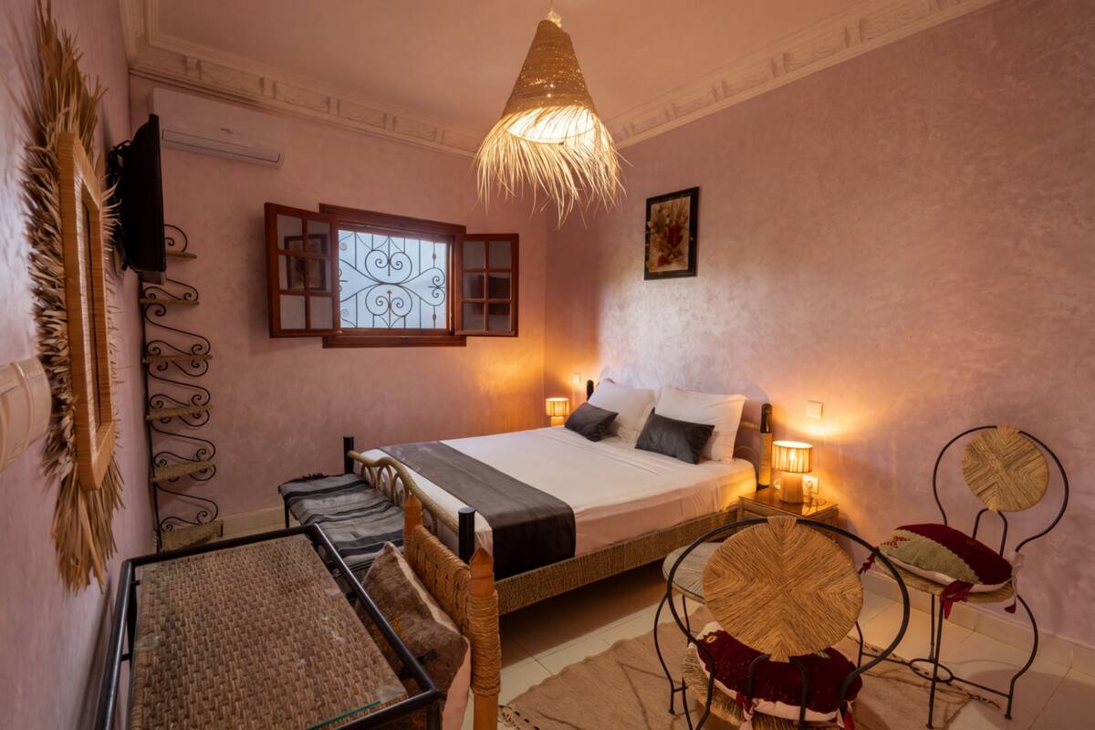 Family Suite | Desk, free WiFi, individually decorated, individually furnished