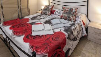 1 Schlafzimmer, Schreibtisch, Bettwäsche