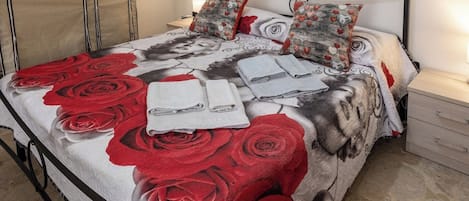 1 Schlafzimmer, Schreibtisch, Bettwäsche