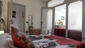 1 Schlafzimmer, Schreibtisch, Bettwäsche