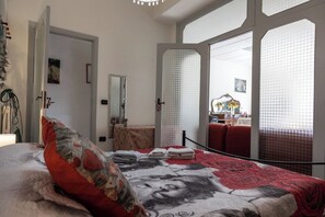 1 bedroom, desk, bed sheets - Il Ritrovo degli Artisti (Castrovillari)