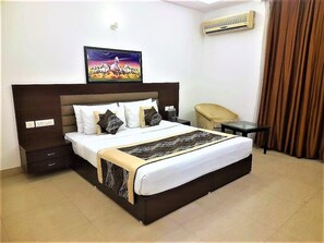 Premium Room | Soundproofing, free WiFi - TAVISHA VILLA FILM CITY ROAD (Noida)