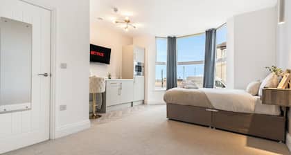 Beachfront Aparthotel, Seaview Apartment with free parking #1