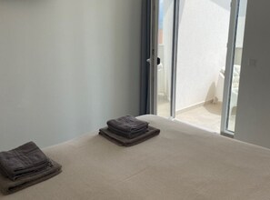 3 habitaciones, tabla de planchar con plancha, wifi y ropa de cama 