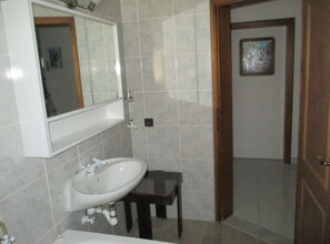 Chuveiro, toalhas de banho