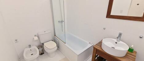 Classic-Apartment | Badezimmer | Duschwanne, Haartrockner, Handtücher, Seife