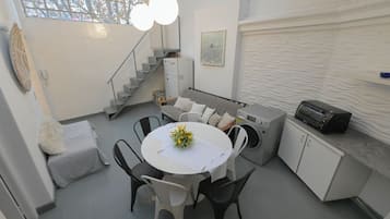 Rum | Eget kök | Mikrovågsugn, ugn, spishäll och grytor/köksredskap
