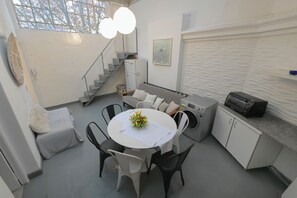 Room | Private kitchen | Microwave, oven, stovetop, cookware/dishes/utensils - Art House Charcas (Buenos Aires)