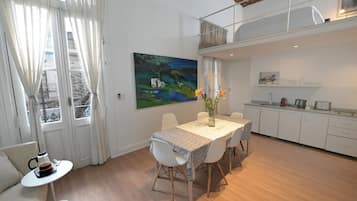 Quarto, sacada | Cozinha privada | Micro-ondas, fogão, cooktop, talheres/pratos/utensílios de cozinha