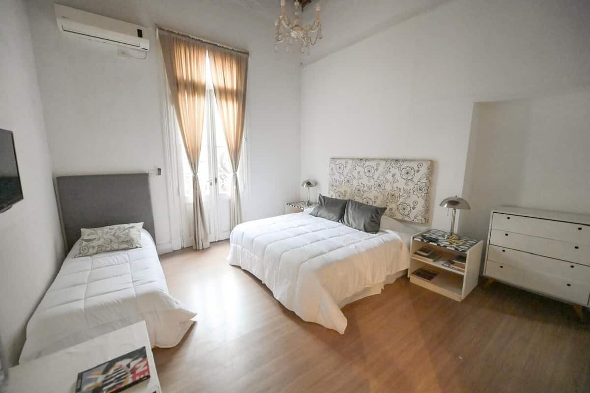 Espace de travail pour ordinateur portable, fer et planche à repasser