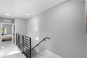 Hallway - Spacious 4-BR House for Your Comfort (Miami)