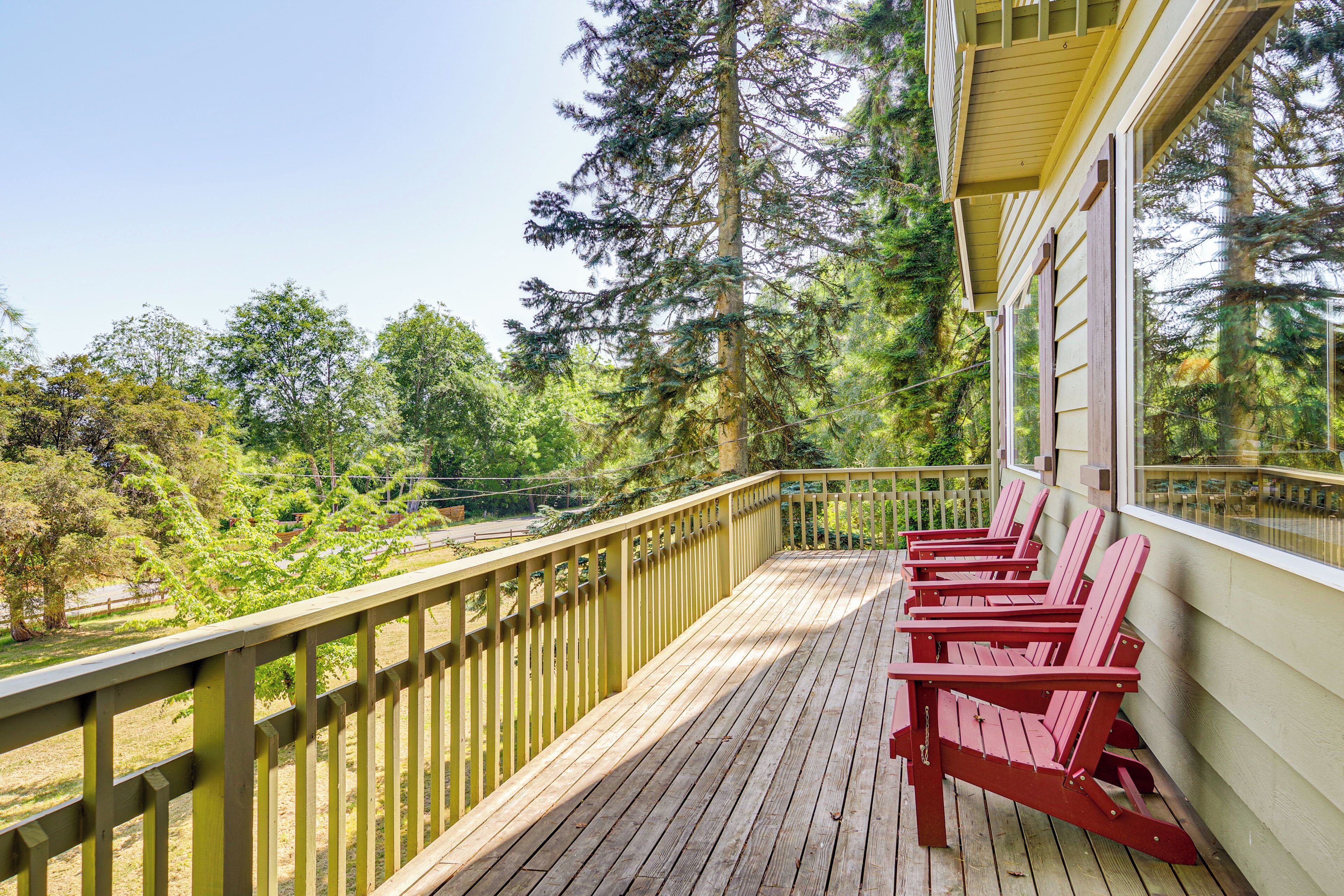 Langley Vacation Rental | 3BR | 2BA | 3,000 Sq Ft | 3 Steps Required