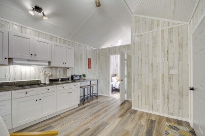 Pet-Friendly Picayune Tiny Home Near Space Center!