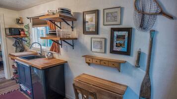 Fridge, stovetop, coffee/tea maker, toaster