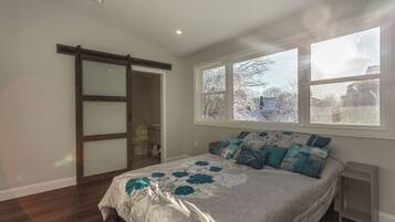 3 bedrooms, desk, iron/ironing board, free WiFi