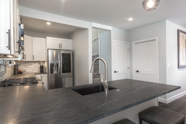 Een koelkast, een magnetron, een oven, een kookplaat