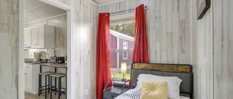 2 habitaciones, tabla de planchar con plancha, internet y ropa de cama