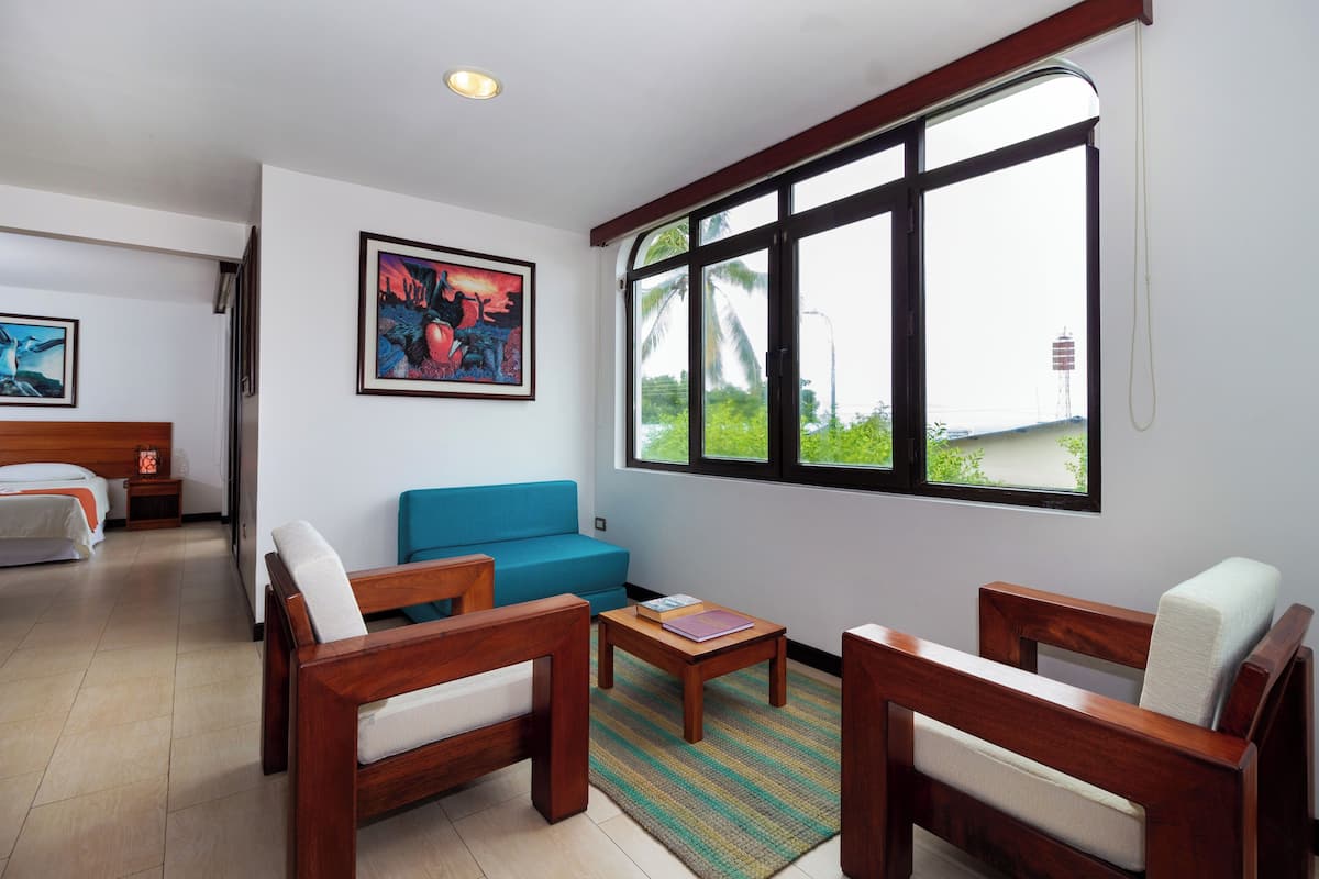 1 bilik tidur, katil Select Comfort, bar mini, meja