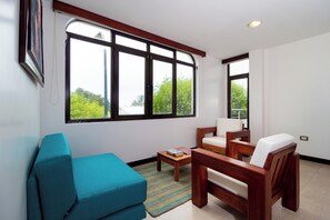 Departamento Deluxe, baño privado, vista al mar | Área de sala de estar | Smart TV de 42 pulgadas con canales por cable