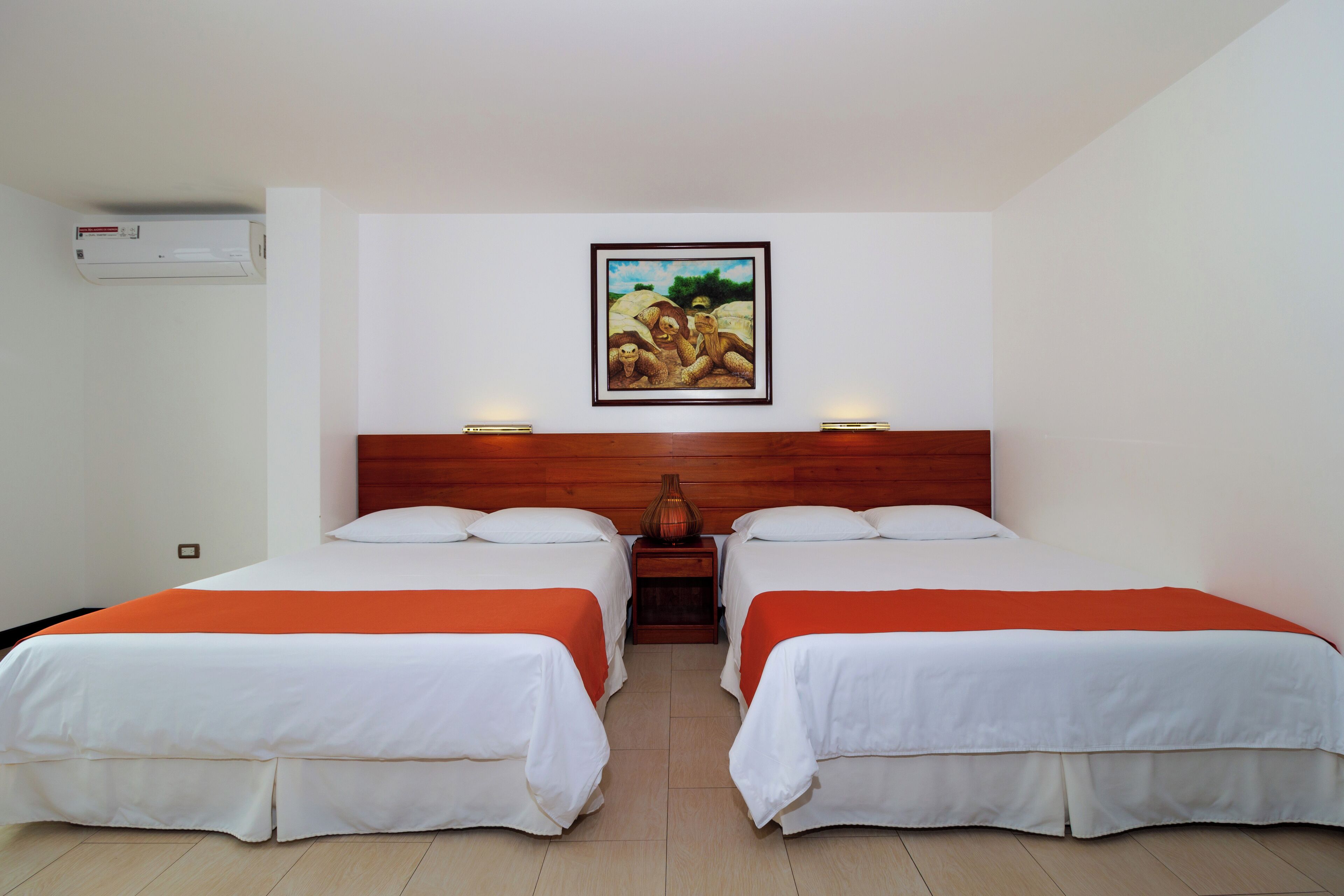 Apartamento superior, vista para o pátio | 1 quarto, camas Select Comfort, frigobar, escrivaninha