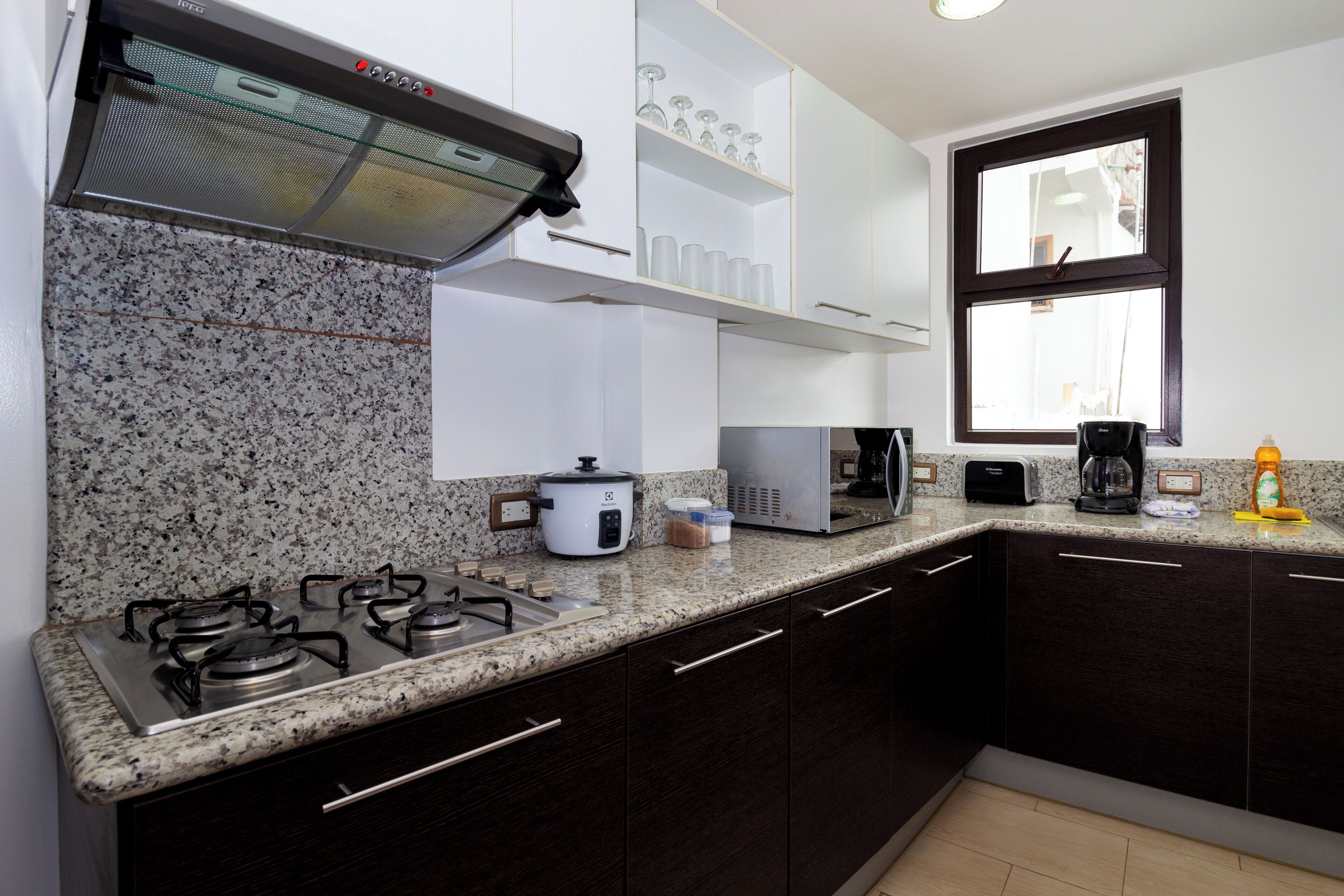 Apartamento superior, vista para o pátio | Cozinha privada | Geladeira grande, micro-ondas, cafeteira/chaleira, chaleira elétrica