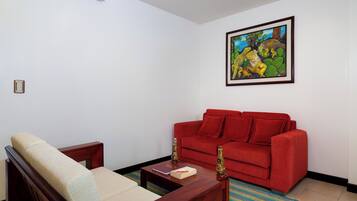 Superior-Apartment, Blick auf den Innenhof | Wohnbereich | 42-Zoll-Smart-TV mit Kabelempfang