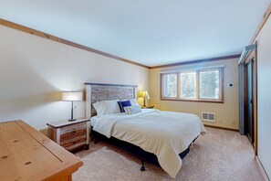 2 bedrooms, WiFi, bed sheets - Cozy condo w/ shared pool, hot tub & sauna, near outdoor activities (Mammoth Lakes)