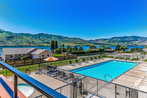 A heated pool - Lakeside condo with gas grill, shared pools, Wifi and W/D (Chelan)
