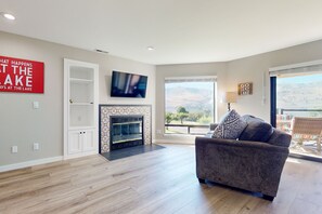 TV - Lakeside condo with gas grill, shared pools, Wifi and W/D (Chelan)