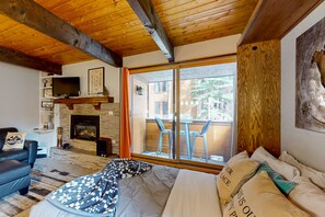 WiFi, bed sheets - Charming studio with shared pool & hot tubs - great location (Breckenridge)