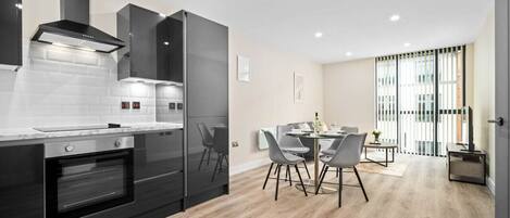 Køleskab, mikrobølgeovn, ovn, kogeplade