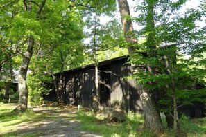 A rustic wooden building surrounded by trees. - Lodge Toranoyu (Kokonoe)