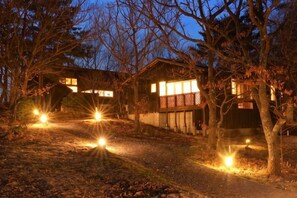 Ein Haus mit einem Weg zum Eingang, umgeben von Bäumen.