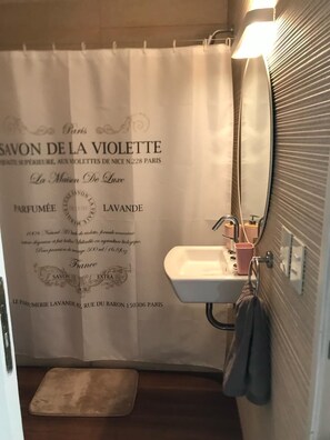 Haartrockner, Handtücher, Seife, Toilettenpapier