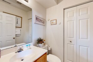 Towels - South Hampton 3-level spacious home with shared pool, balcony & free WIFI (Ocean View)