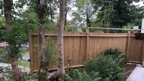 A wooden fence with a metal gate, surrounded by trees and ferns. - Delightful studio with WiFi in Ballyvaughan (Ballyvaughan)