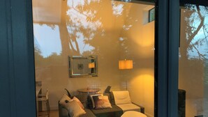 A modern living room with a sofa, a small table, and a lamp. - Delightful studio with WiFi in Ballyvaughan (Ballyvaughan)